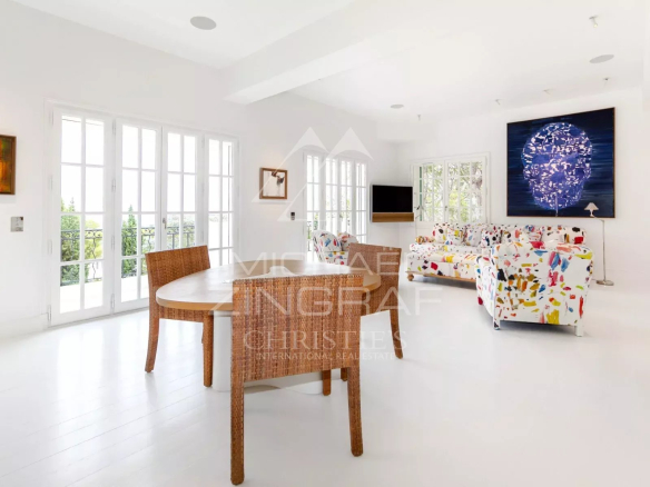 Intérieur d'un penthouse rénové avec salon lumineux et mobilier coloré à Saint-Jean-Cap-Ferrat.