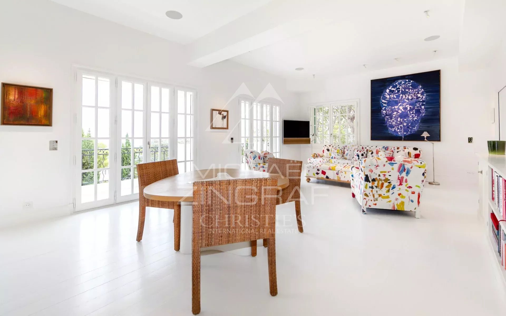 Penthouse rénové à Saint-Jean-Cap-Ferrat Intérieur d'un penthouse rénové avec salon lumineux et mobilier coloré à Saint-Jean-Cap-Ferrat.