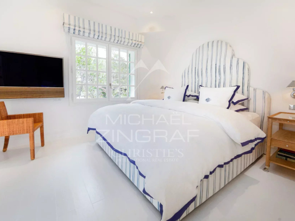 Chambre d'un penthouse rénové à Saint-Jean-Cap-Ferrat avec lit et décoration élégante.