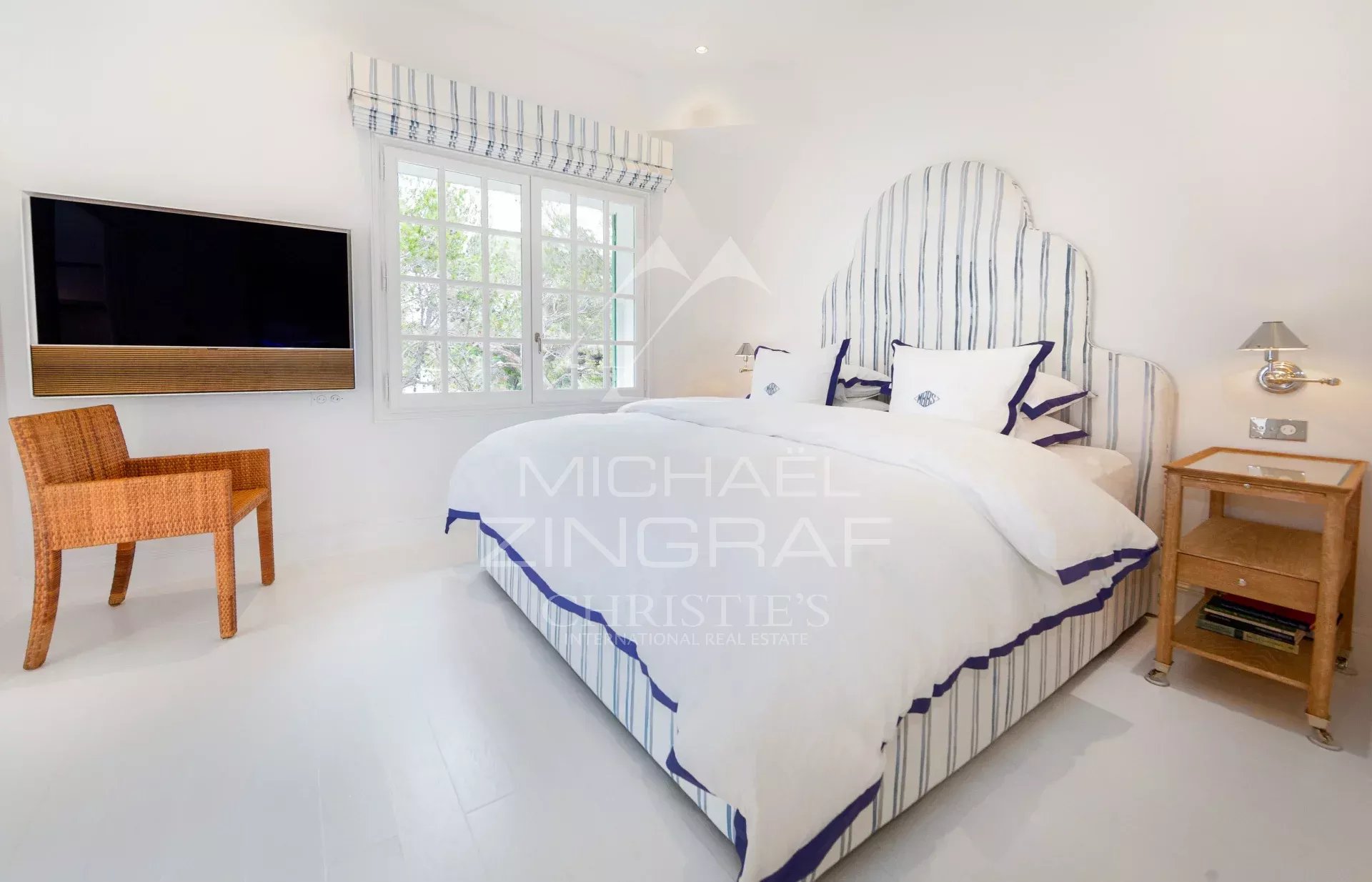 Chambre du penthouse à Saint-Jean-Cap-Ferrat Chambre d'un penthouse rénové à Saint-Jean-Cap-Ferrat avec lit et décoration élégante.
