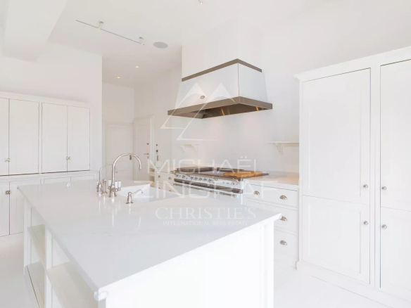 Cuisine moderne et lumineuse d'un penthouse rénové à Saint-Jean-Cap-Ferrat.