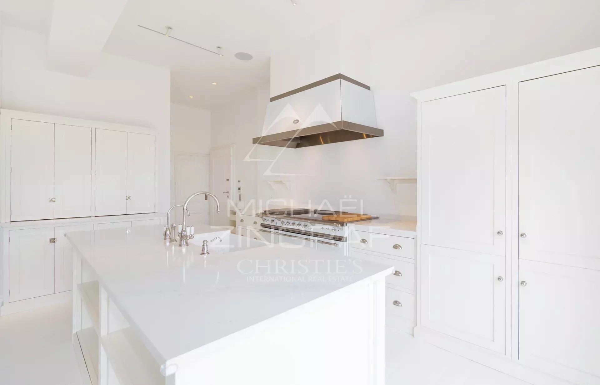 Cuisine d’un penthouse à Saint-Jean-Cap-Ferrat Cuisine moderne et lumineuse d'un penthouse rénové à Saint-Jean-Cap-Ferrat.