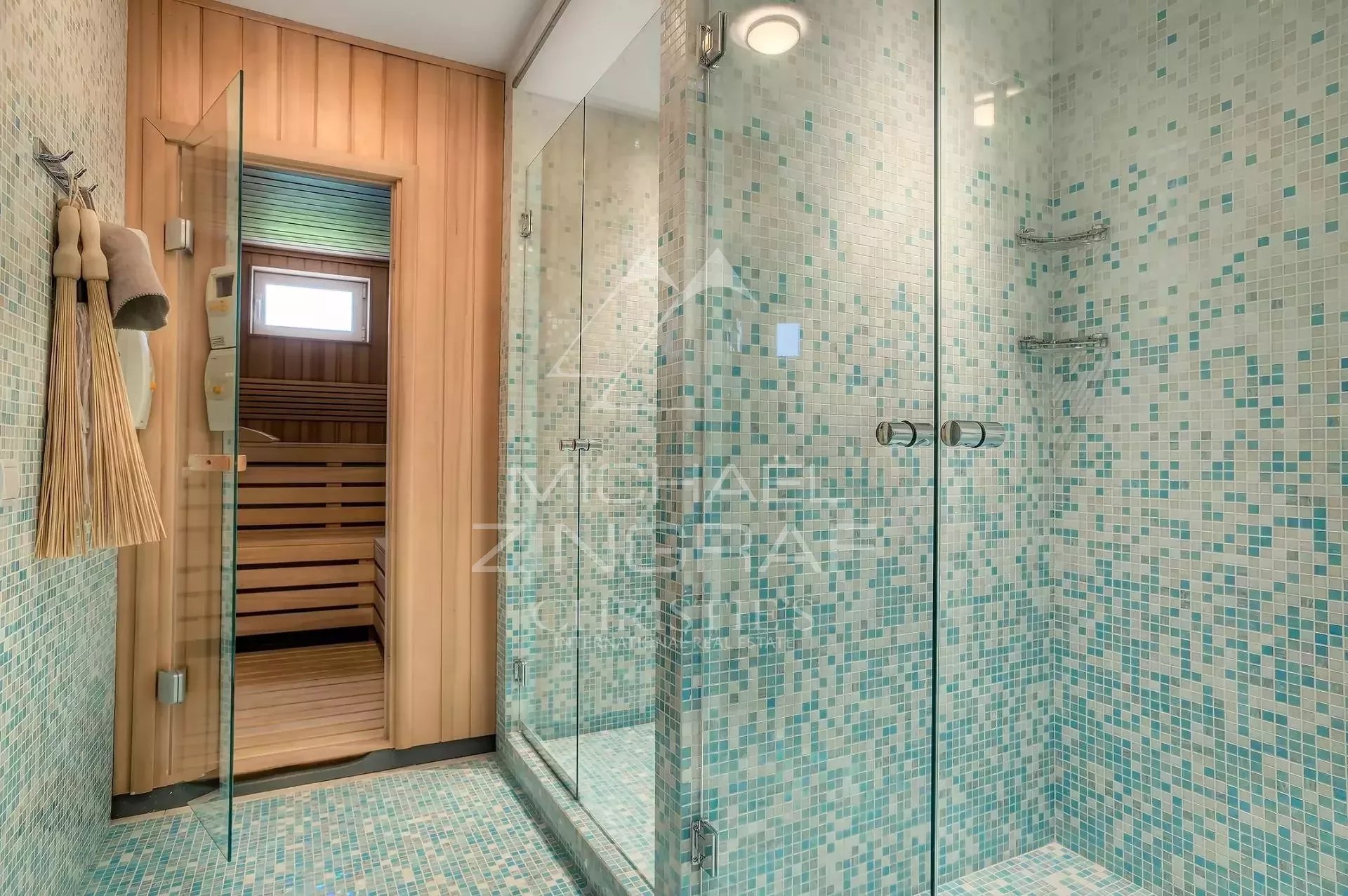 Salle de bain contemporaine avec sauna Salle de bain moderne avec douche en verre et sauna en bois.
