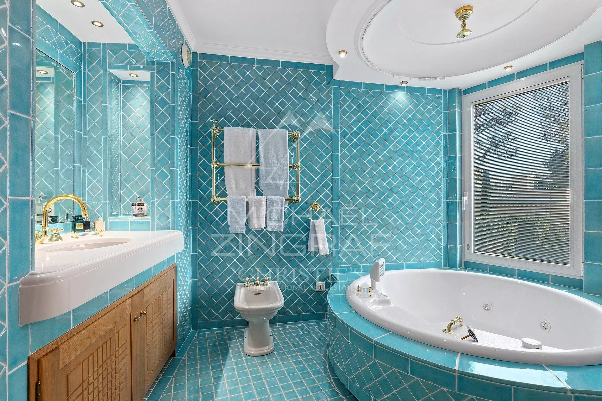 Salle de bain contemporaine à Saint-Jean-Cap-Ferrat Salle de bain luxueuse avec baignoire et carrelage turquoise dans une villa contemporaine.