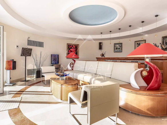 Intérieur d'une villa contemporaine avec salon lumineux et mobilier moderne.