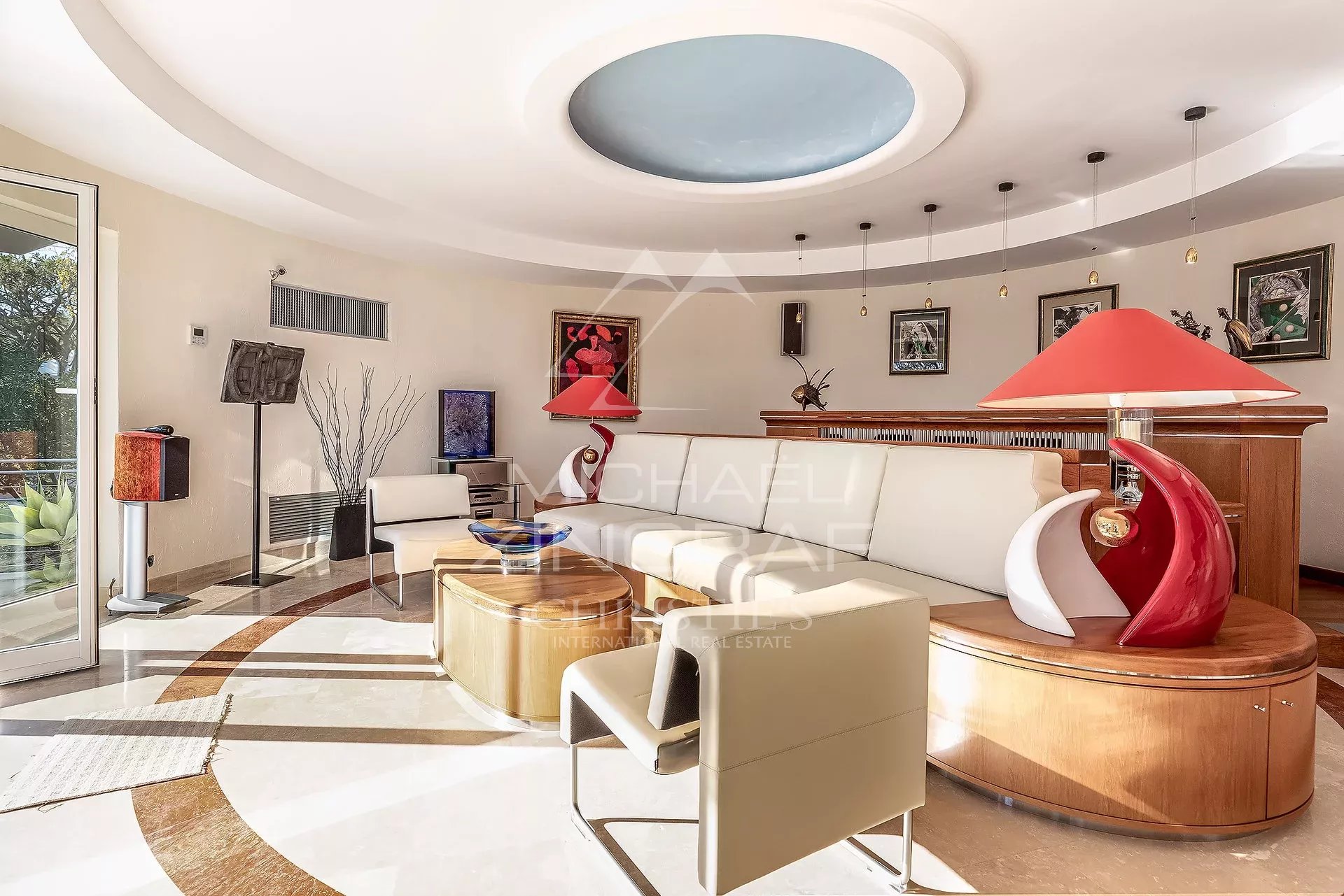 Intérieur d’une villa contemporaine à Saint-Jean-Cap-Ferrat Intérieur d'une villa contemporaine avec salon lumineux et mobilier moderne.