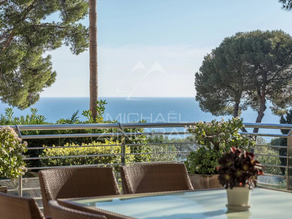 Vue sur la mer depuis une terrasse de villa contemporaine à Saint-Jean-Cap-Ferrat.