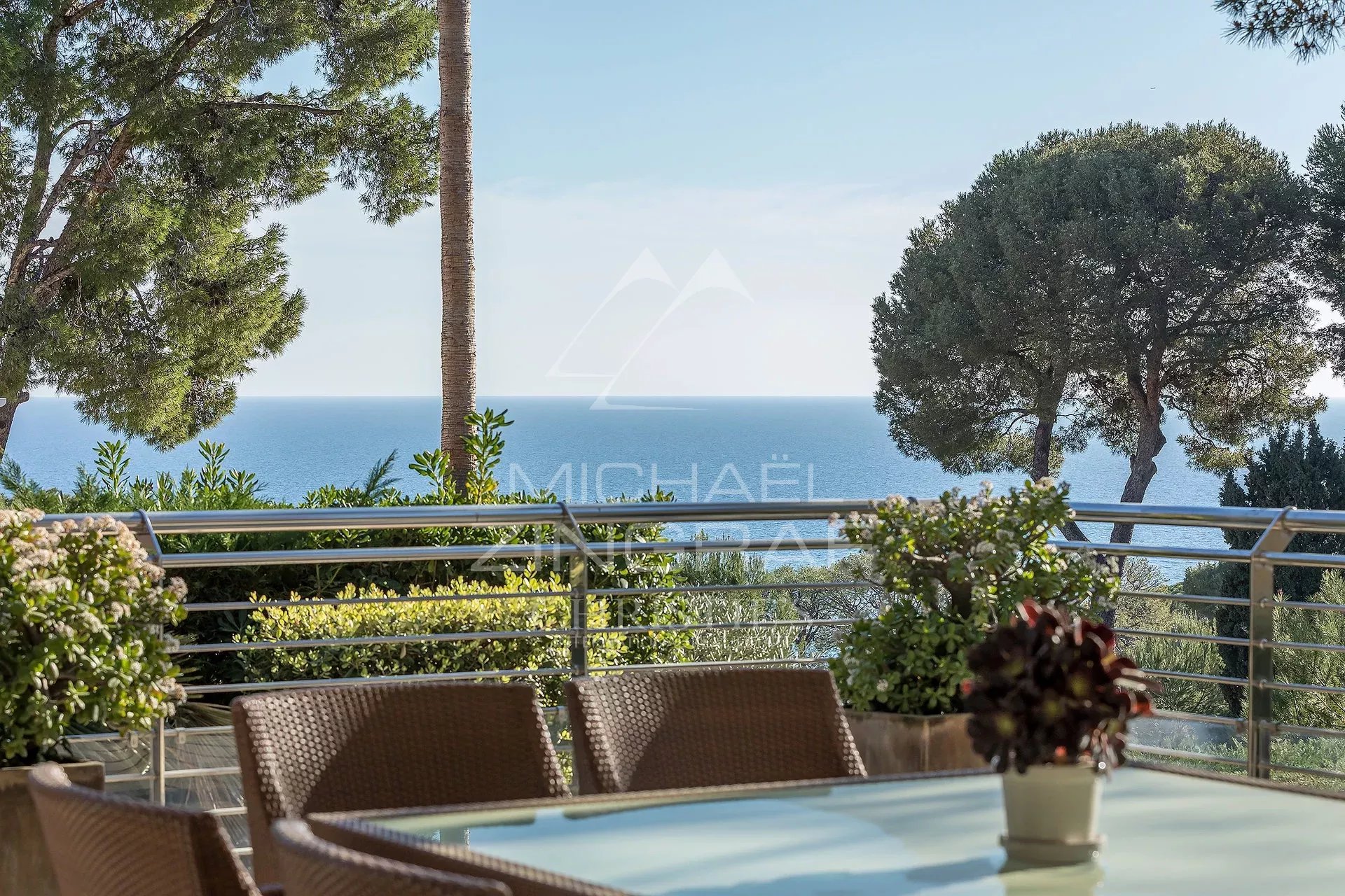 Villa contemporaine à Saint-Jean-Cap-Ferrat Vue sur la mer depuis une terrasse de villa contemporaine à Saint-Jean-Cap-Ferrat.