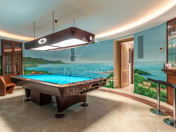 Intérieur d'une villa contemporaine avec billard et fresque murale, Saint-Jean-Cap-Ferrat.