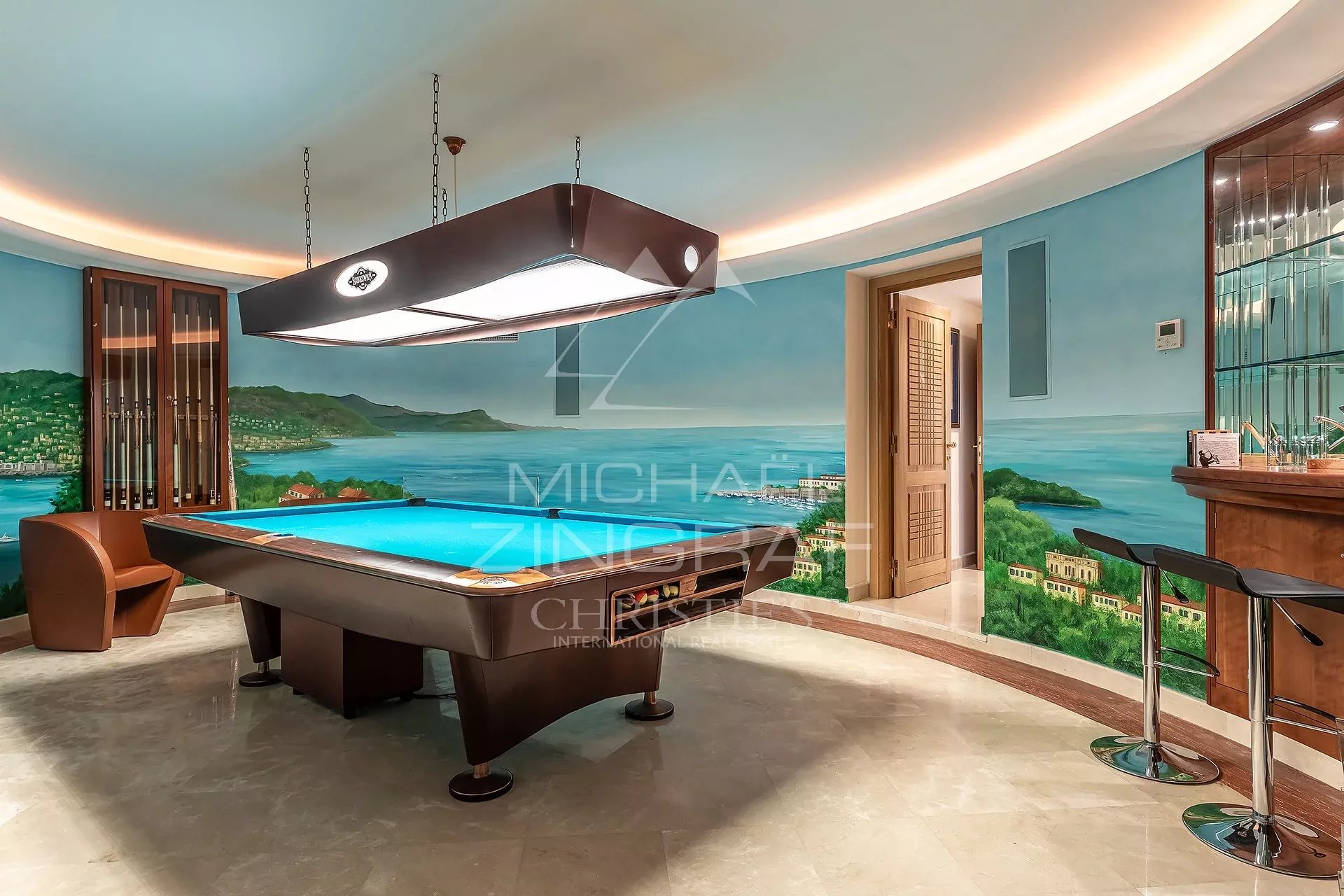 Intérieur d’une villa contemporaine Intérieur d'une villa contemporaine avec billard et fresque murale, Saint-Jean-Cap-Ferrat.