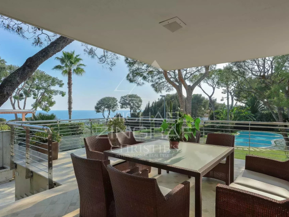 Terrasse d'une villa contemporaine avec vue sur la mer et piscine à Saint-Jean-Cap-Ferrat.