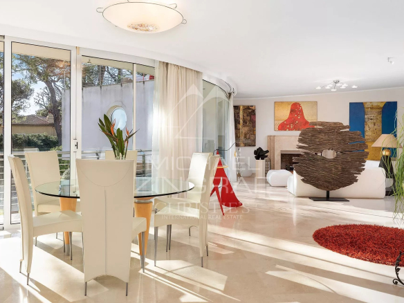 Intérieur d'une villa contemporaine à Saint-Jean-Cap-Ferrat avec salon, salle à manger et décoration moderne.