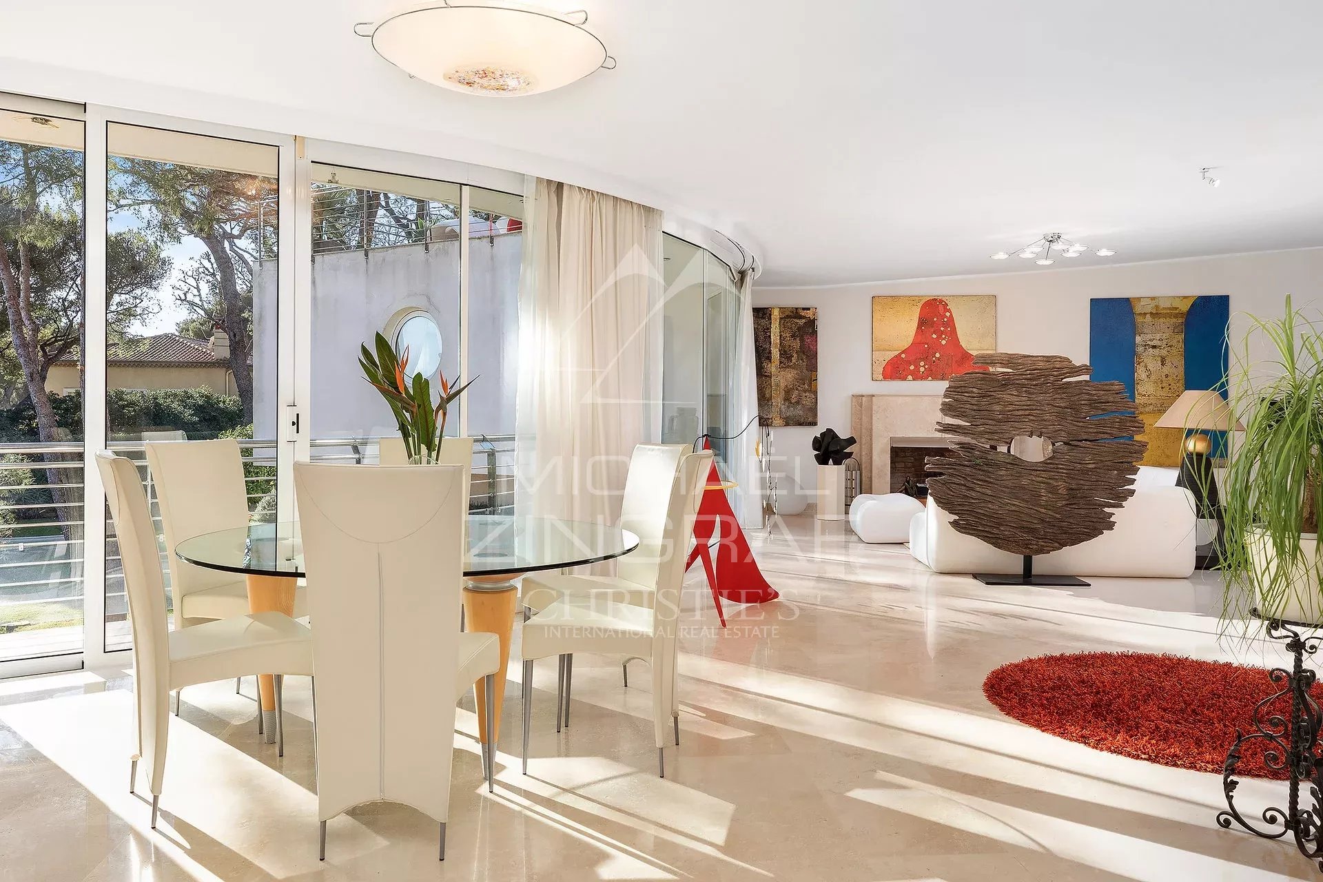 Intérieur d’une villa contemporaine Intérieur d'une villa contemporaine à Saint-Jean-Cap-Ferrat avec salon, salle à manger et décoration moderne.