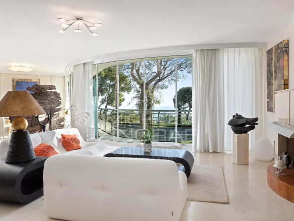 Intérieur d'une villa contemporaine à Saint-Jean-Cap-Ferrat avec salon lumineux et vue sur la mer.