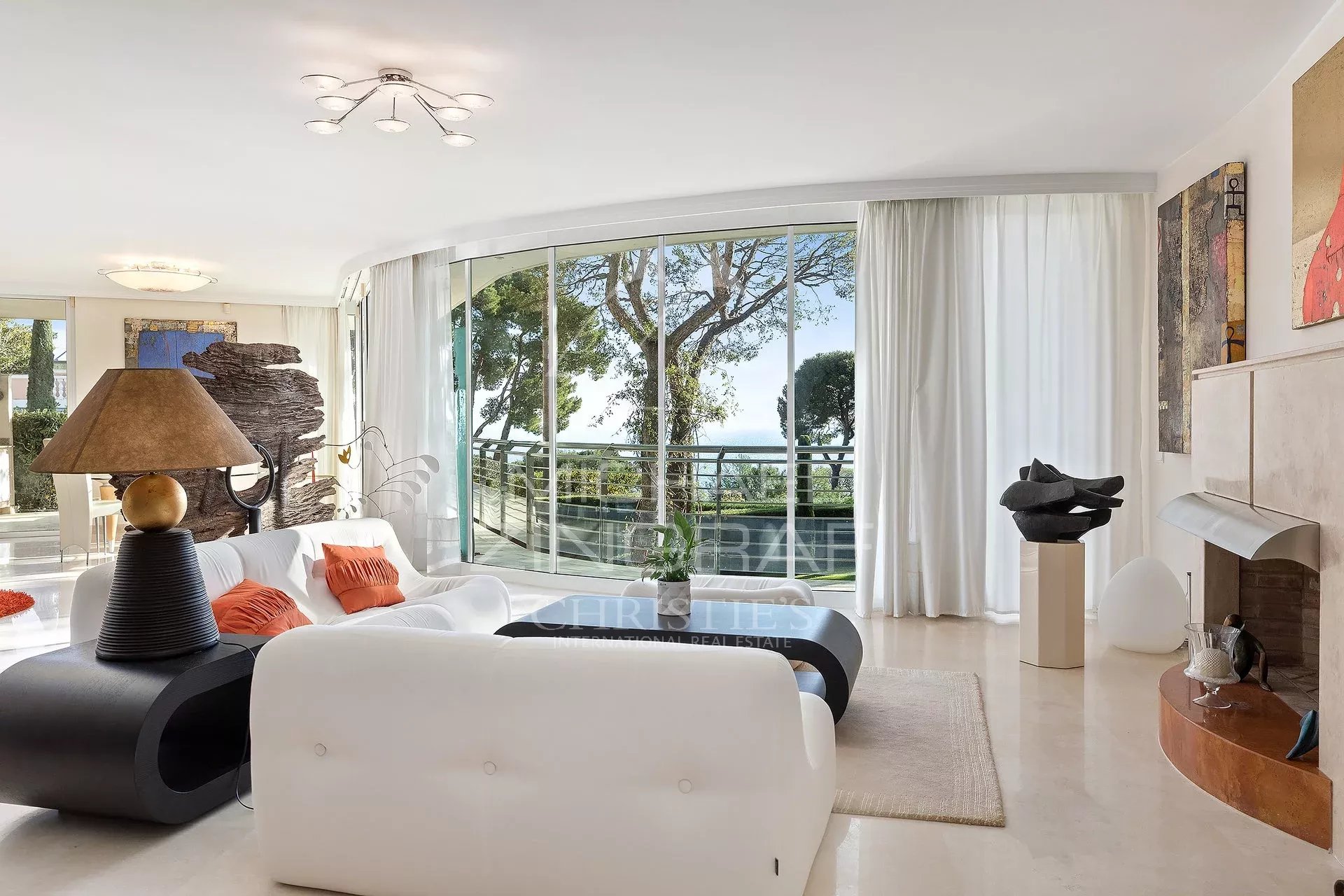 Villa contemporaine à Saint-Jean-Cap-Ferrat Intérieur d'une villa contemporaine à Saint-Jean-Cap-Ferrat avec salon lumineux et vue sur la mer.