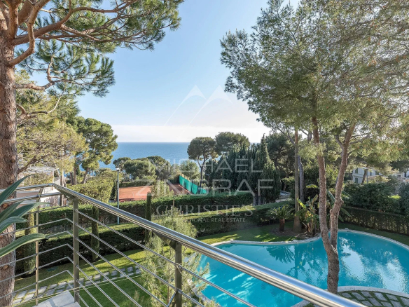 Vue d'une villa contemporaine avec piscine et jardin à Saint-Jean-Cap-Ferrat, vue mer en arrière-plan.
