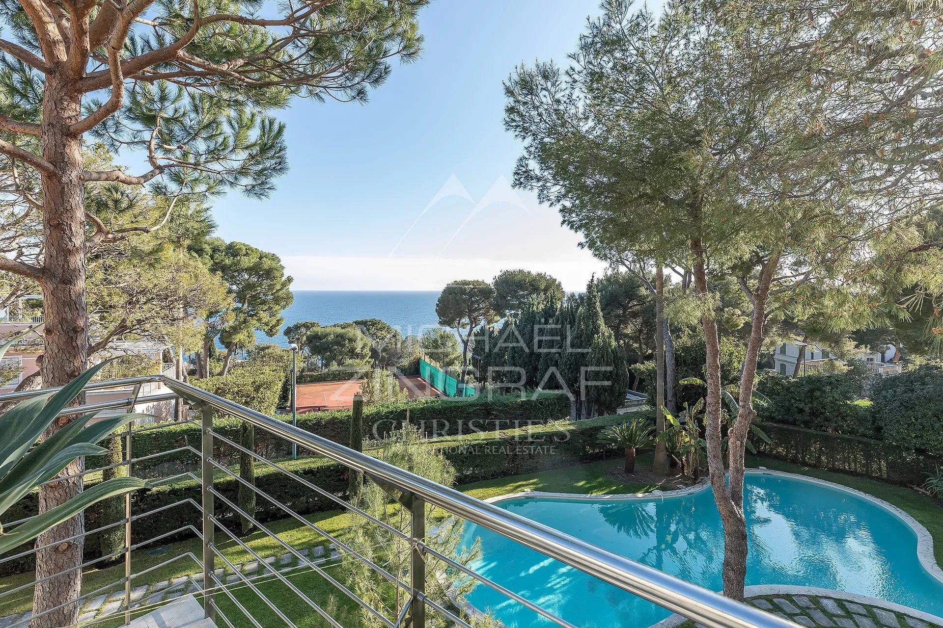 Villa contemporaine à Saint-Jean-Cap-Ferrat Vue d'une villa contemporaine avec piscine et jardin à Saint-Jean-Cap-Ferrat, vue mer en arrière-plan.