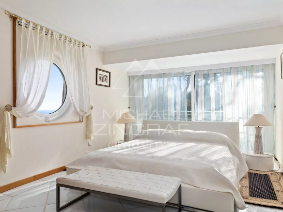 Chambre lumineuse avec vue sur la mer dans une villa contemporaine à Saint-Jean-Cap-Ferrat.