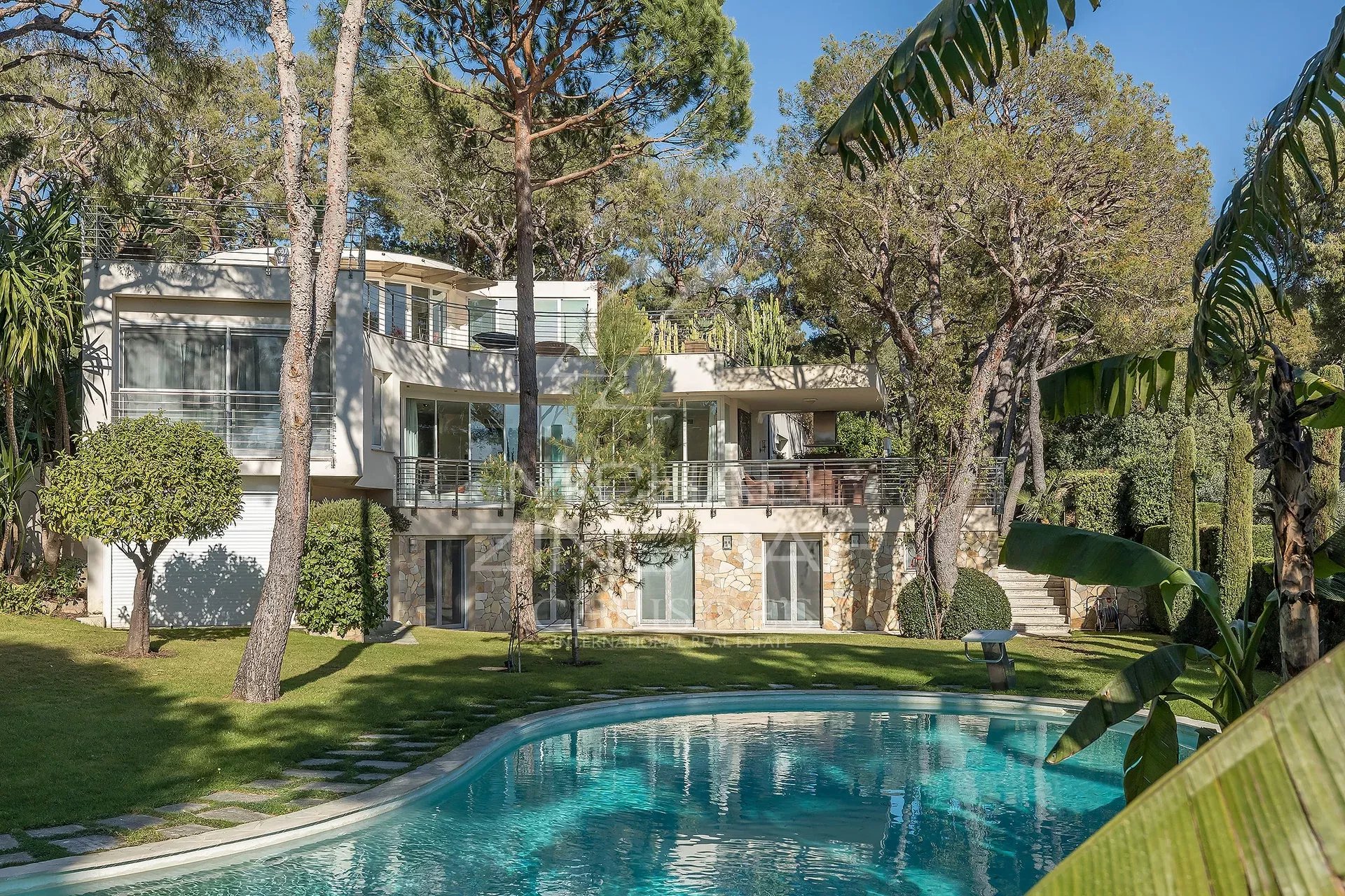 Propriété contemporaine à Saint-Jean-Cap-Ferrat Villa contemporaine avec piscine à Saint-Jean-Cap-Ferrat, entourée de verdure.