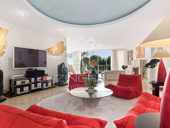 Intérieur d'une villa contemporaine avec salon lumineux et mobilier moderne à Saint-Jean-Cap-Ferrat.