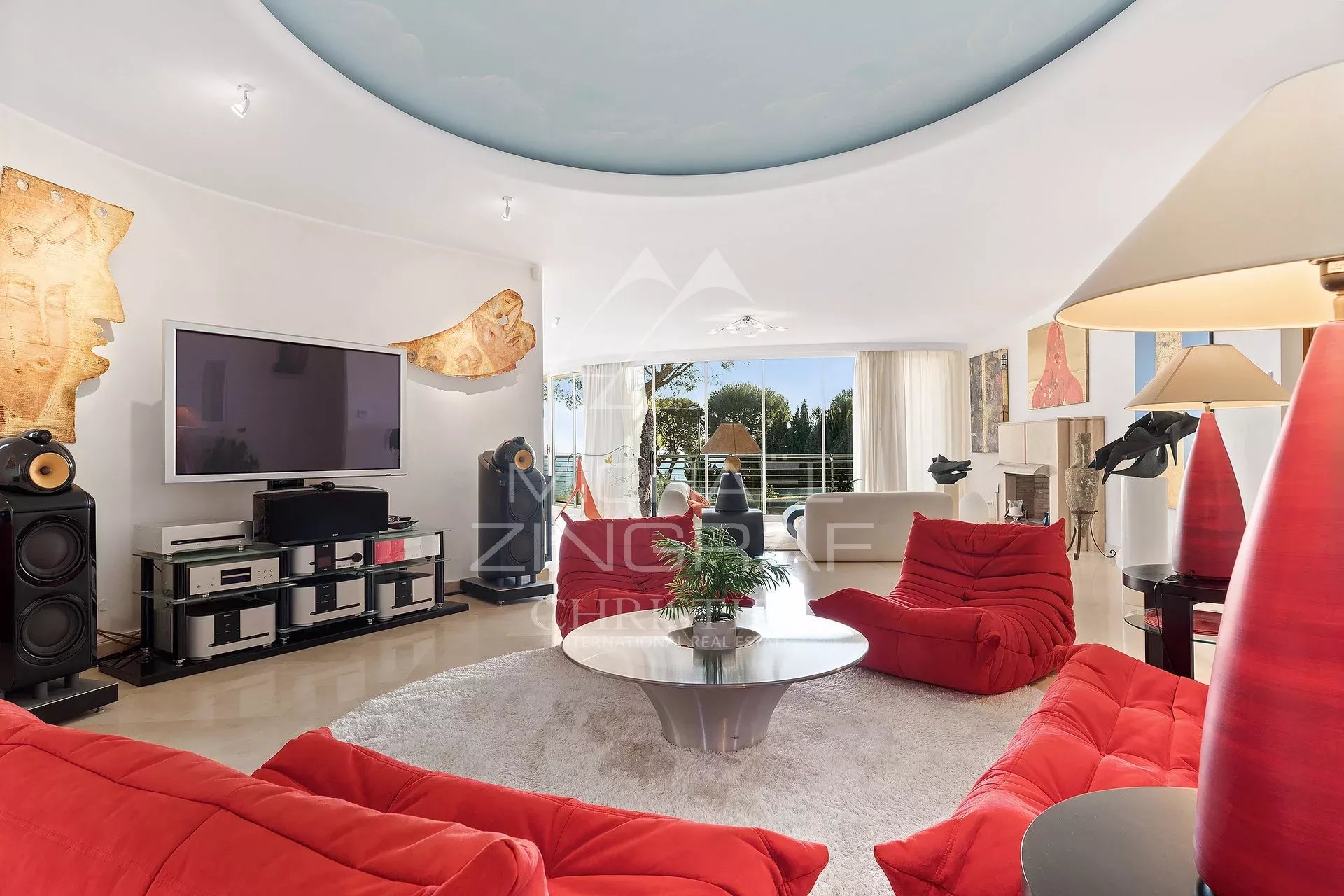 Intérieur d’une villa contemporaine Intérieur d'une villa contemporaine avec salon lumineux et mobilier moderne à Saint-Jean-Cap-Ferrat.