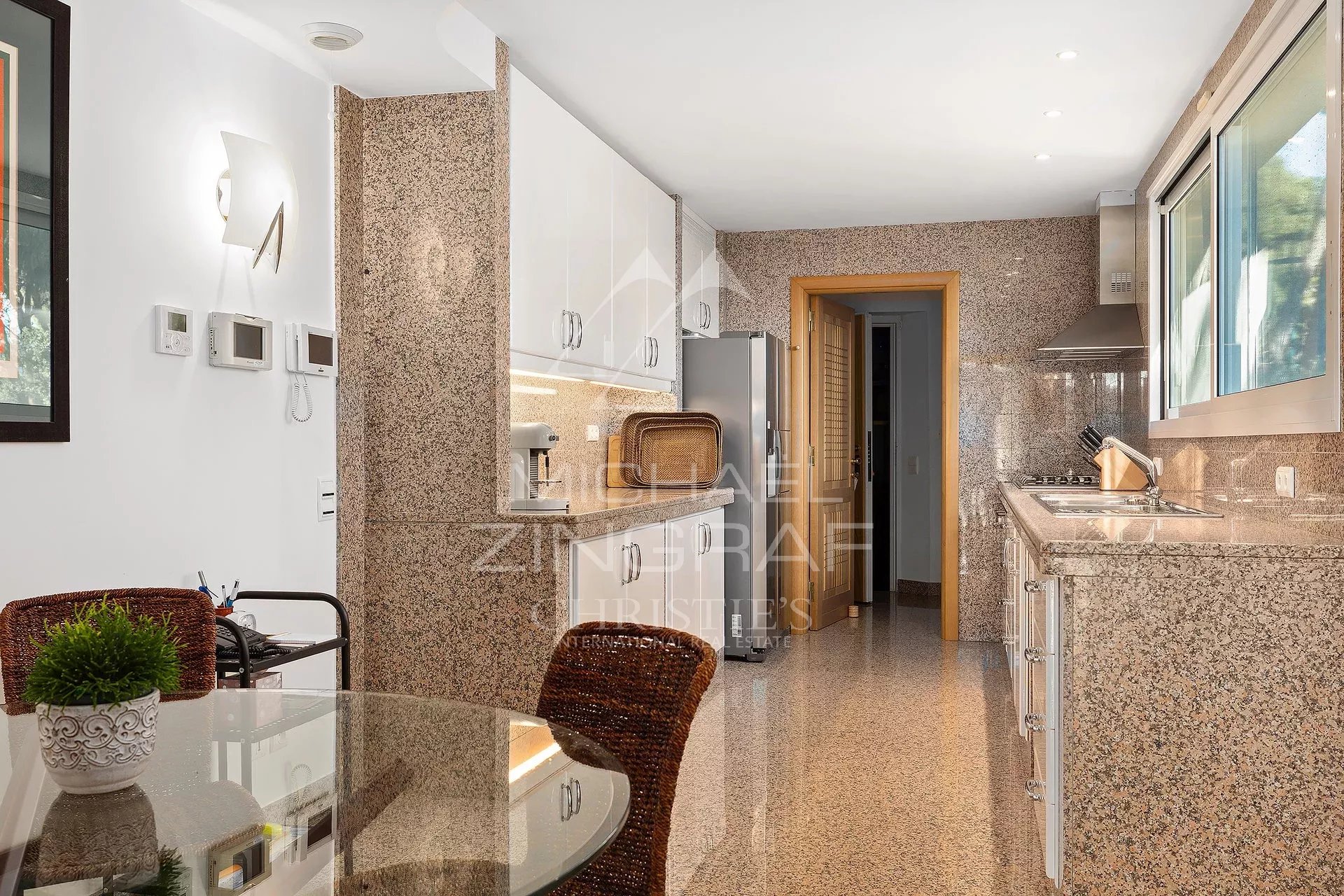 Intérieur d’une villa contemporaine Intérieur d'une villa contemporaine avec cuisine équipée et salle à manger lumineuse.
