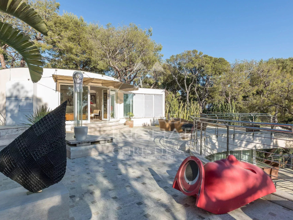 Villa contemporaine avec sculptures extérieures à Saint-Jean-Cap-Ferrat.
