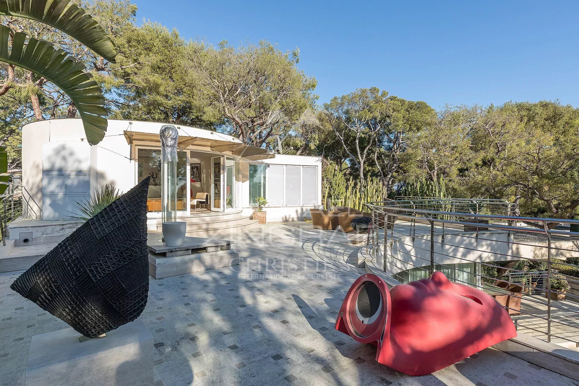 Villa contemporaine à Saint-Jean-Cap-Ferrat Villa contemporaine avec sculptures extérieures à Saint-Jean-Cap-Ferrat.