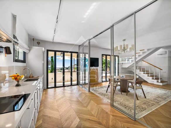 Intérieur d'une villa rénovée à Roquebrune-Cap-Martin, avec cuisine moderne et salle à manger lumineuse.