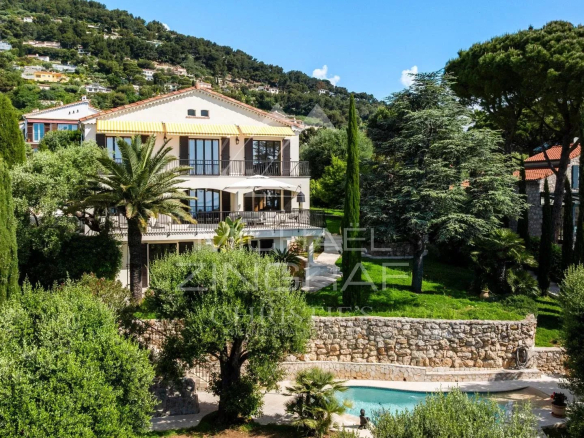 Villa rénovée à Roquebrune-Cap-Martin avec piscine et jardin paysager.