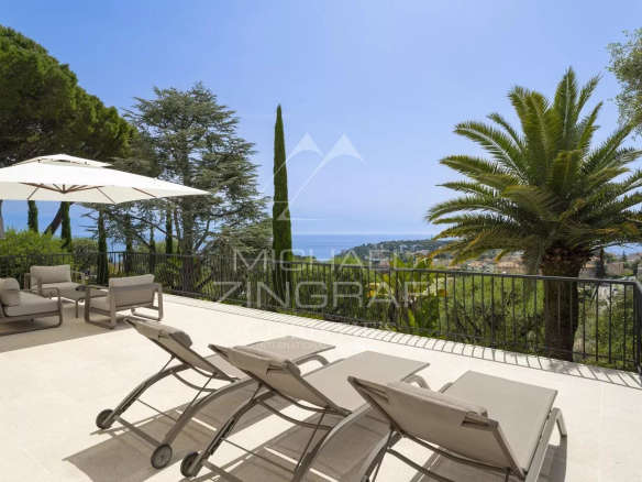 Terrasse d'une villa à Roquebrune-Cap-Martin avec chaises longues et vue sur la mer.