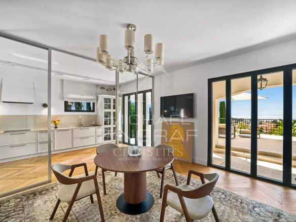 Intérieur d'une villa rénovée à Roquebrune-Cap-Martin avec salle à manger et cuisine moderne.