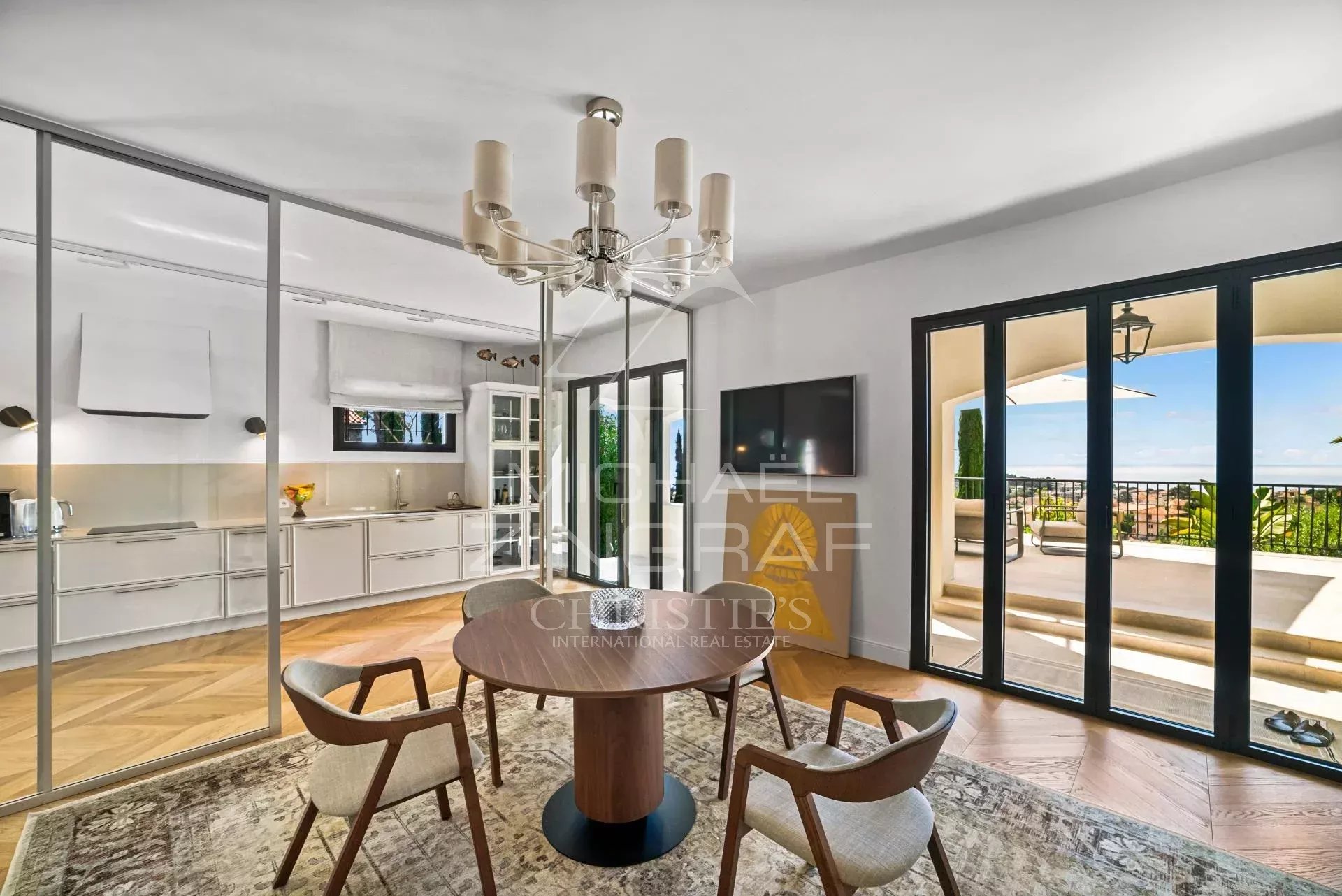 Intérieur d’une villa à Roquebrune-Cap-Martin Intérieur d'une villa rénovée à Roquebrune-Cap-Martin avec salle à manger et cuisine moderne.