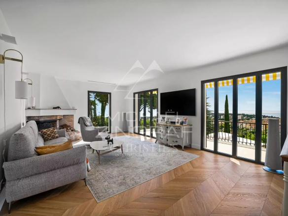 Intérieur d'une villa moderne à Roquebrune-Cap-Martin avec salon lumineux et vue sur le paysage.