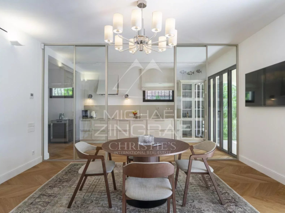 Intérieur d'une villa moderne avec salle à manger et cuisine ouverte à Roquebrune-Cap-Martin.