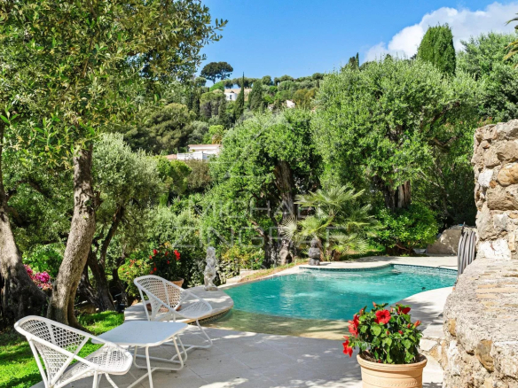 Luxury real estate photo | Charming Properties