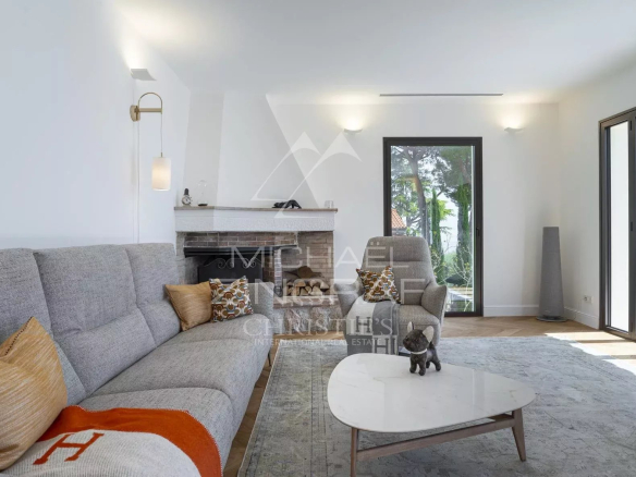 Intérieur d'une villa rénovée à Roquebrune-Cap-Martin avec salon lumineux et moderne.