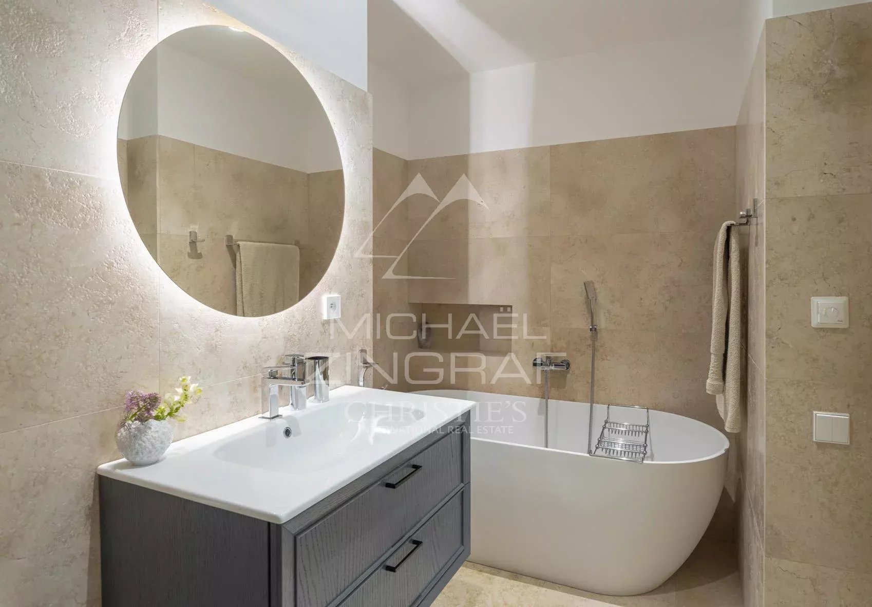 Salle de bain de villa à Roquebrune-Cap-Martin Salle de bain moderne avec baignoire et lavabo dans une villa rénovée à Roquebrune-Cap-Martin.