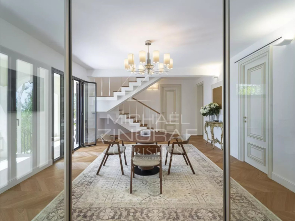 Intérieur d'une villa rénovée à Roquebrune-Cap-Martin avec un salon lumineux et une salle à manger élégante.