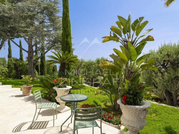 Terrasse d'une villa rénovée avec des plantes et des chaises à Roquebrune-Cap-Martin.