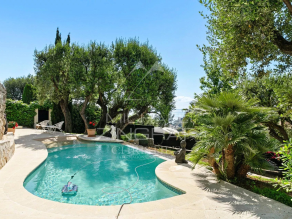Villa rénovée avec piscine et jardin à Roquebrune-Cap-Martin, Côte d'Azur.