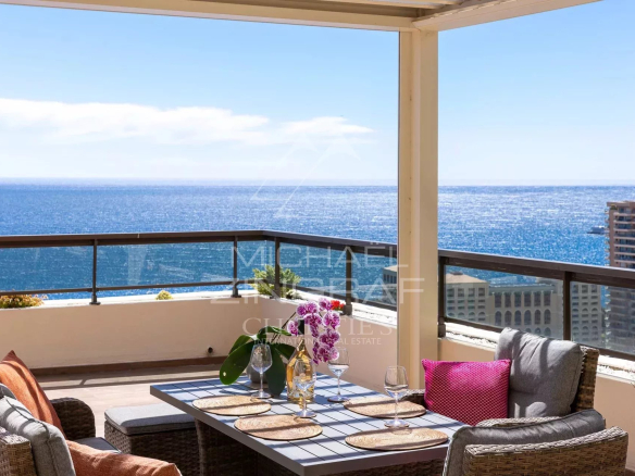 Terrasse d'un penthouse duplex avec vue sur la mer à Roquebrune-Cap-Martin