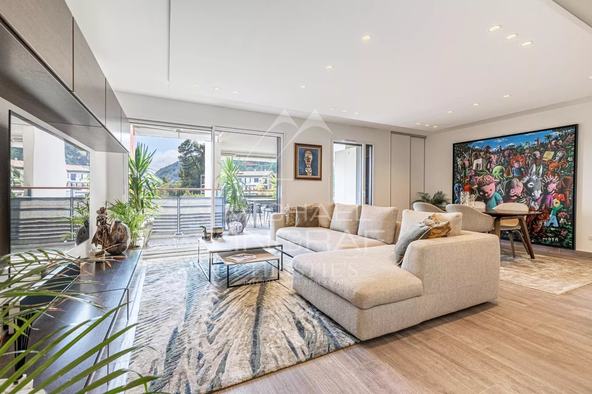 Appartement d’exception à Èze Salon spacieux d'un appartement moderne à Èze avec vue sur la mer et les collines.