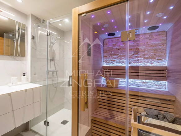 Salle de bain moderne avec sauna et douche dans un appartement à Èze.