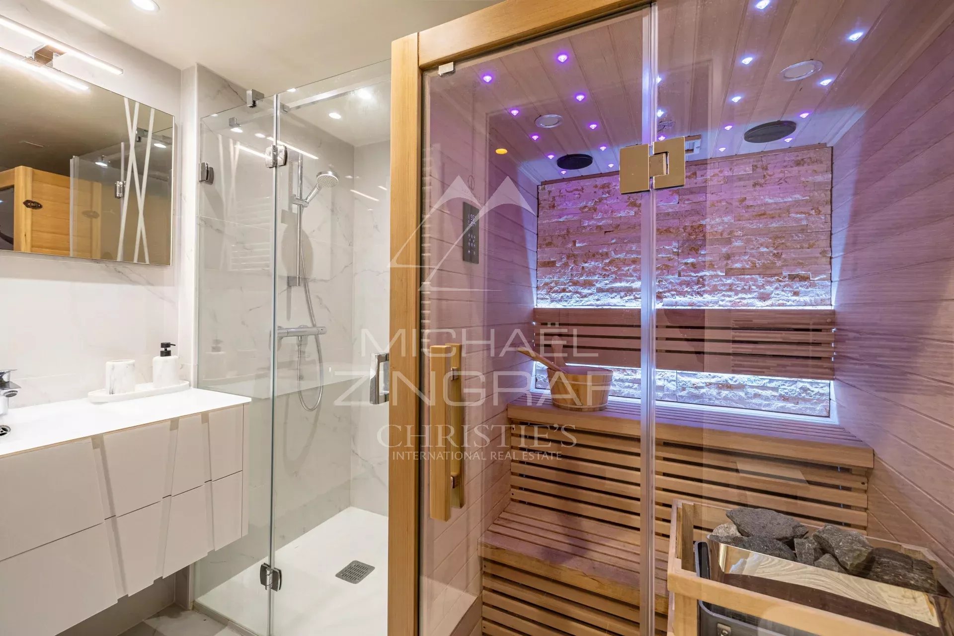 Salle de bain avec sauna à Èze Salle de bain moderne avec sauna et douche dans un appartement à Èze.