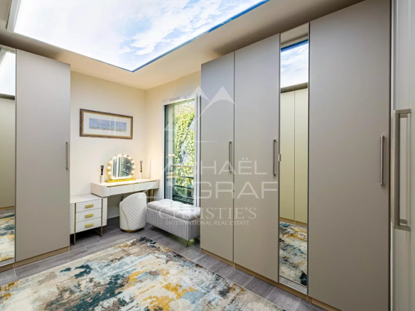 Intérieur d'un appartement moderne avec dressing et espace de travail à Èze