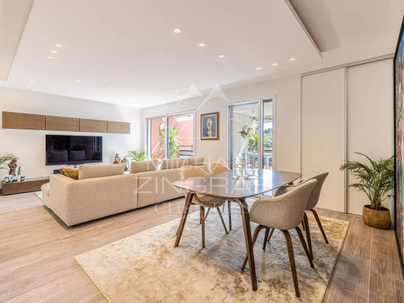Intérieur d'un appartement moderne avec salon et salle à manger à Èze.