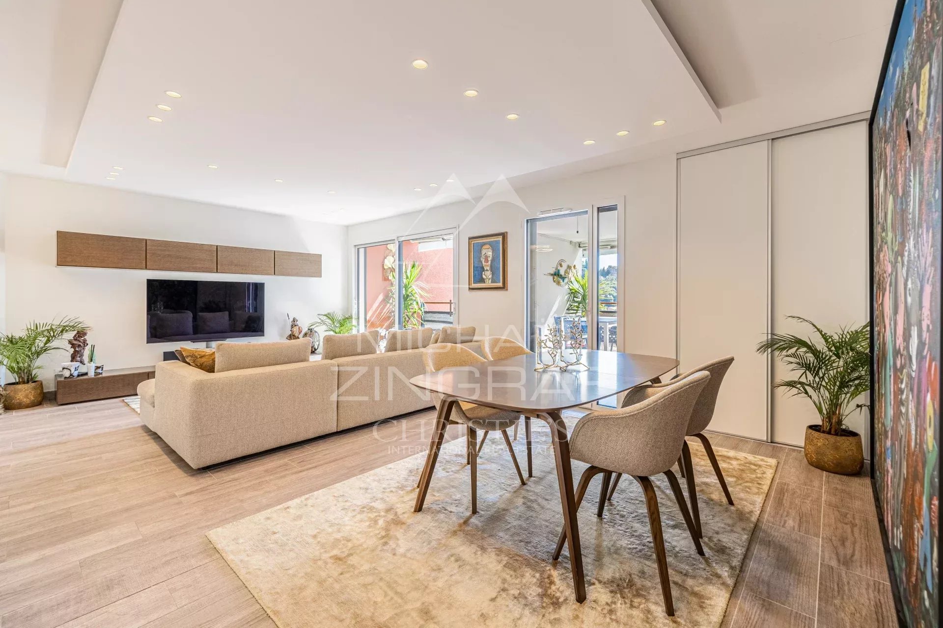 Appartement moderne à Èze Intérieur d'un appartement moderne avec salon et salle à manger à Èze.