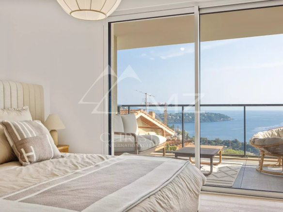 Room in an apartment in Beausoleil with sea view and balcony.