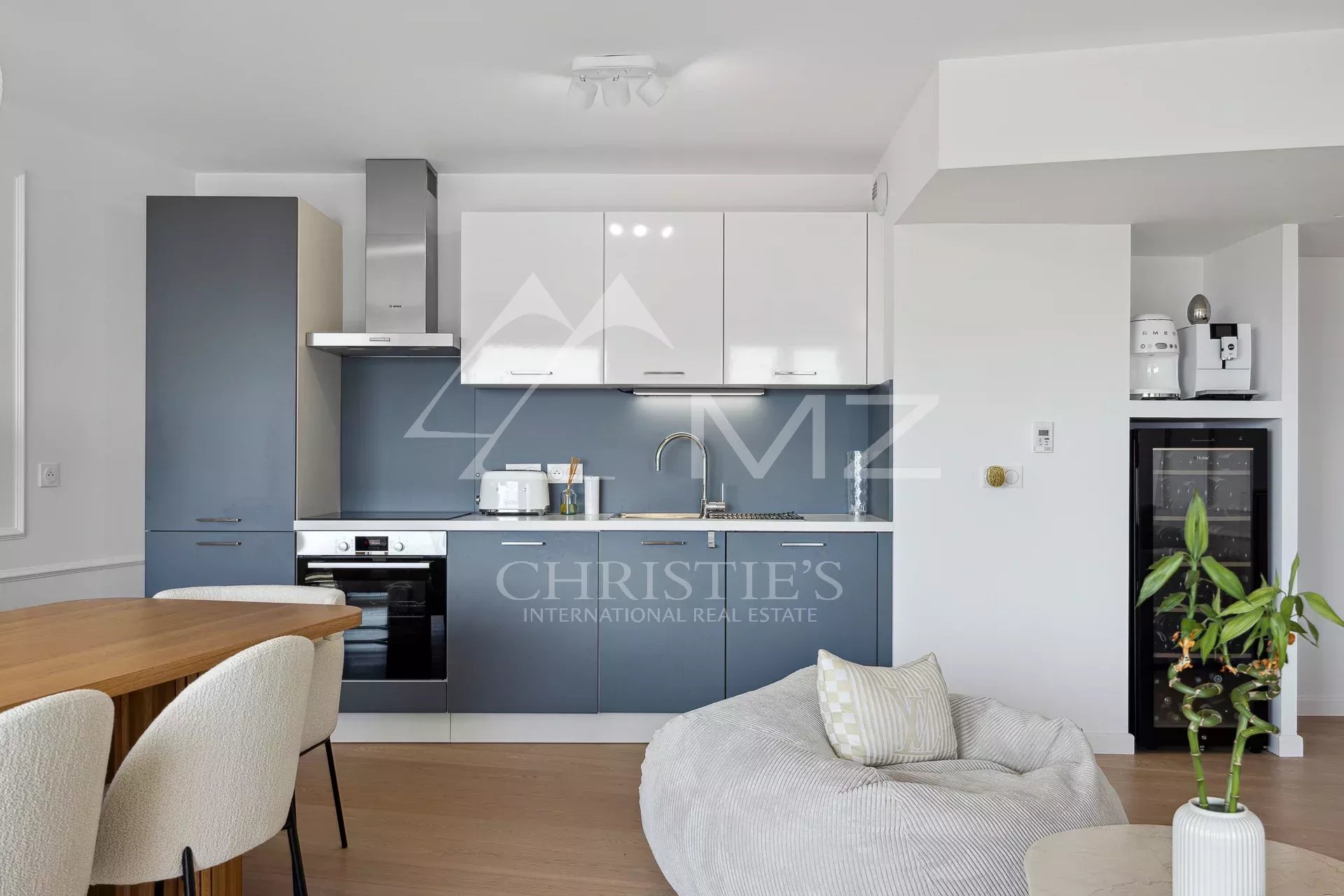 Apartment kitchen in Beausoleil Modern kitchen in an apartment in Beausoleil with contemporary furniture and a view into the living room.